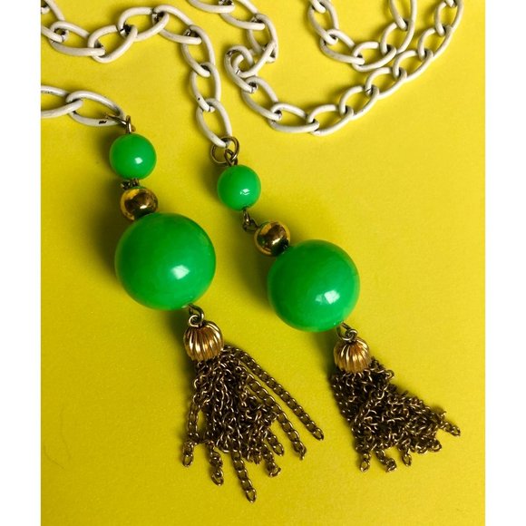 Mod Vintage 1960's White Enamel Link and Green Bead Lariat Necklace - Picture 2 of 4